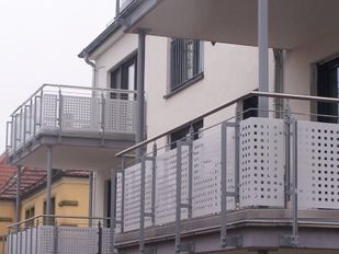 Balkonanlagen mit Stahlgerüst eines Mehrfamilienhaus - eine Arbeit der Firma Metallbau Bernd Rüggebrecht